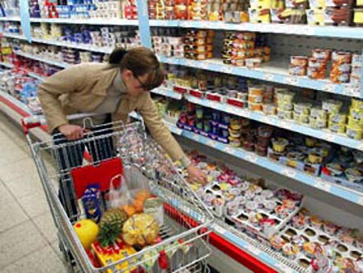 Левову частку зарплати українці витрачають на їжу та компослуги