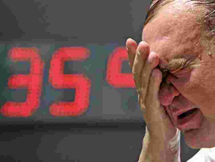 Завтра в Україні буде спекотно, на заході – грози