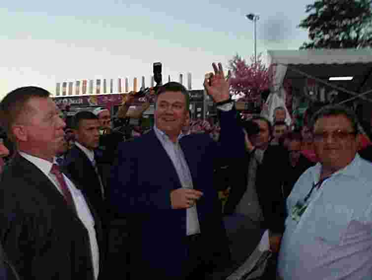 Януковича у фан-зоні зустріли тишею