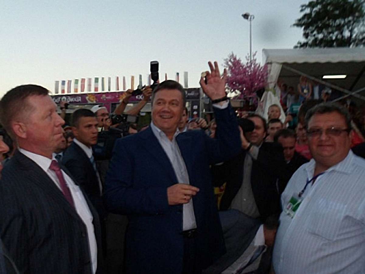 Януковича у фан-зоні зустріли тишею