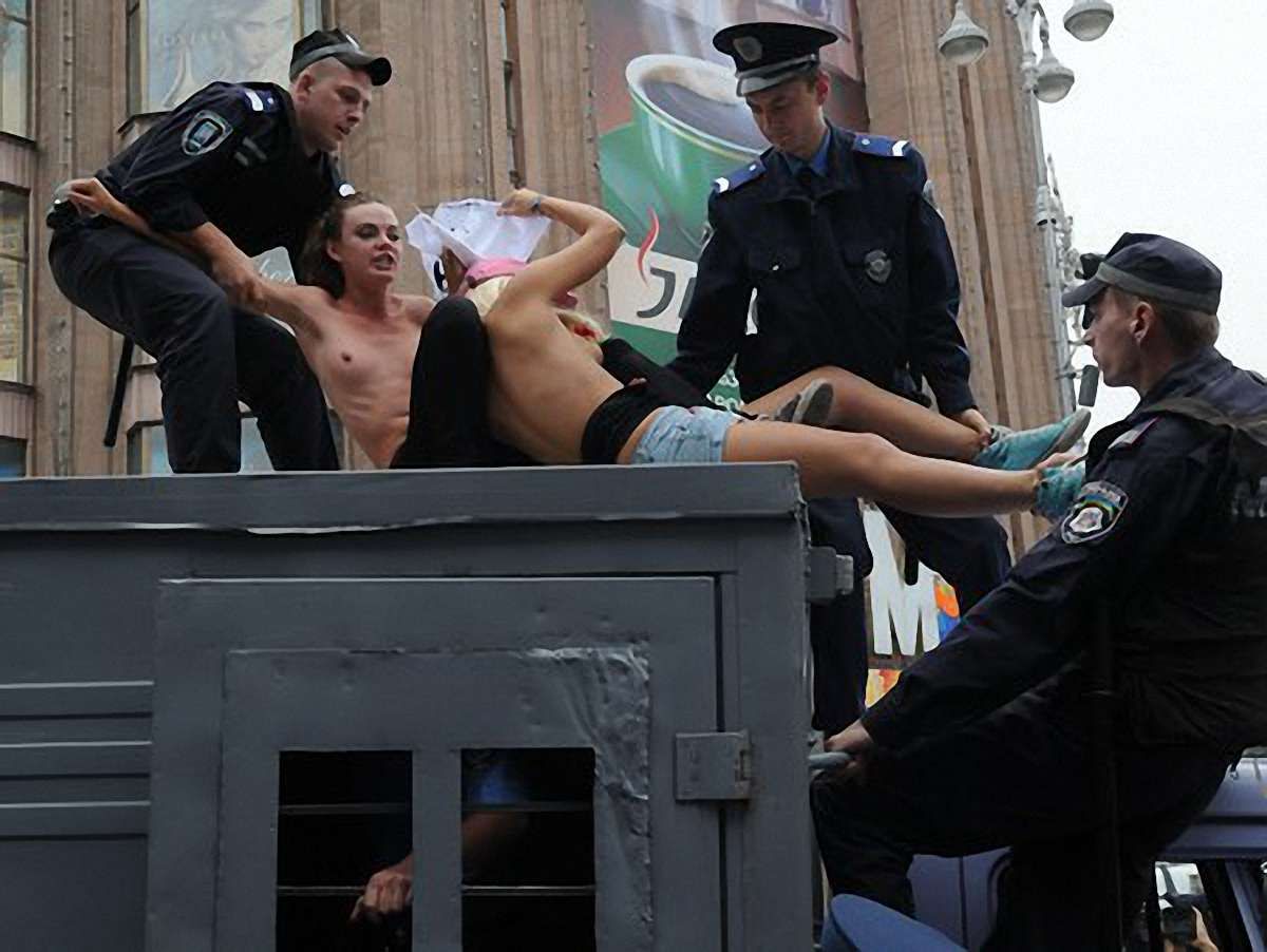 FEMEN затримали в Києві за акцію проти шведів