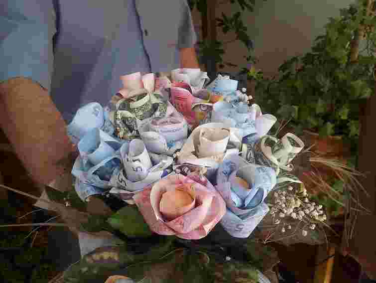 У декана-хабарника в Ужгороді вилучили букет з грошей