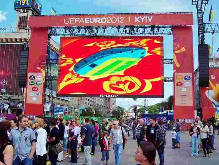 Фани на Хрещатику  випили  3 цистерни пива і з'їли 8 км сосисок