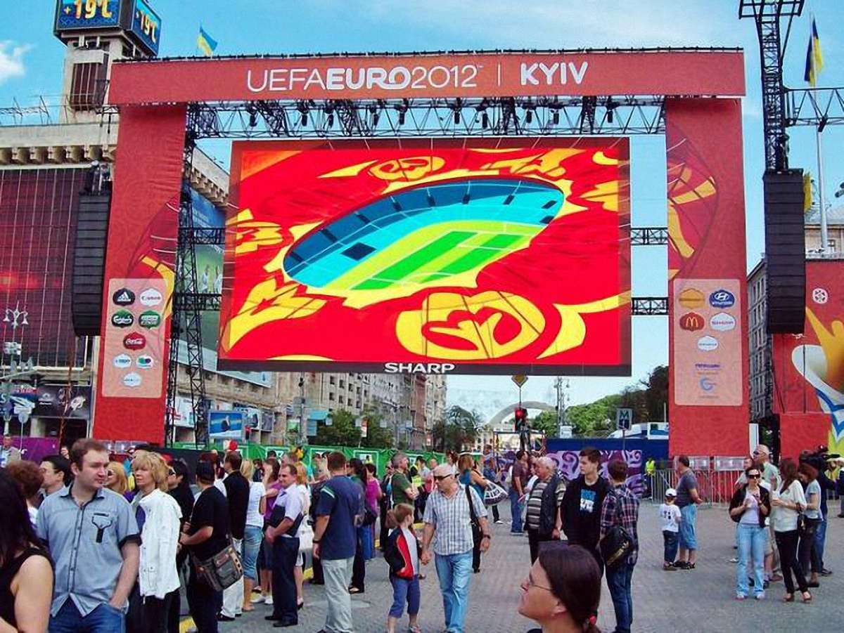 Фани на Хрещатику  випили  3 цистерни пива і з'їли 8 км сосисок