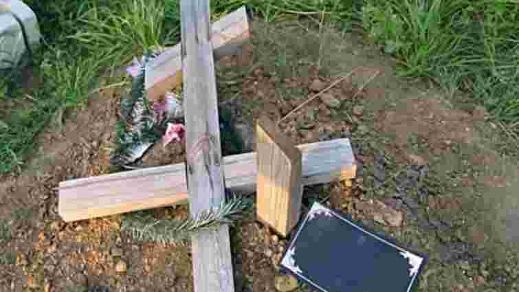 На Львівщині двоє підлітків пошкодили пам’ятники на 20 могилах