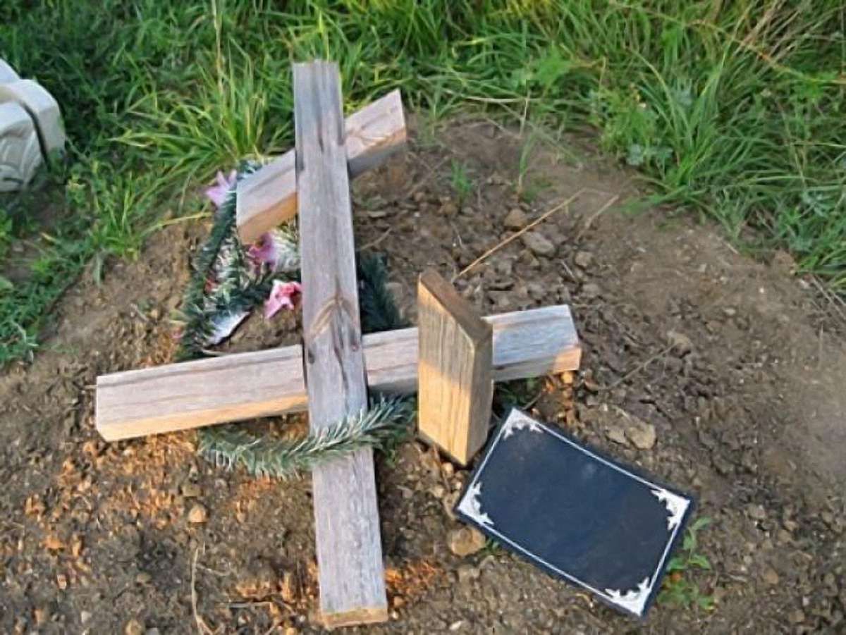 На Львівщині двоє підлітків пошкодили пам’ятники на 20 могилах