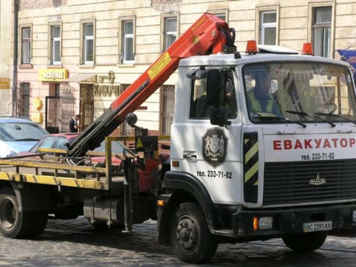 Евакуатори сьогодні повернулися на львівські дороги