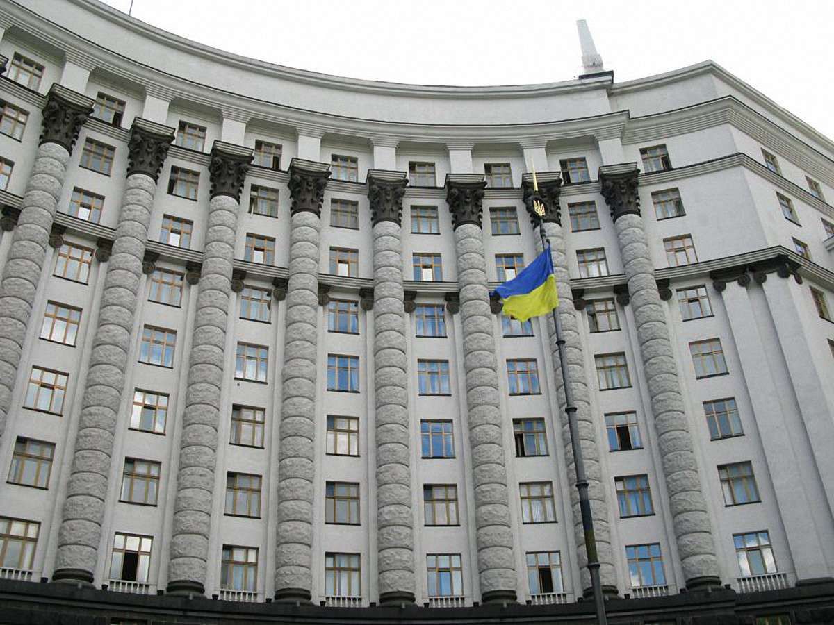 Український уряд проводить самозгубну політику, - експерт із США