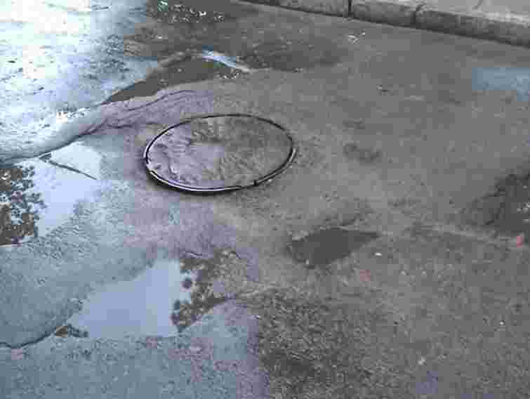 Українці об’єднались, щоб латати ями на дорогах