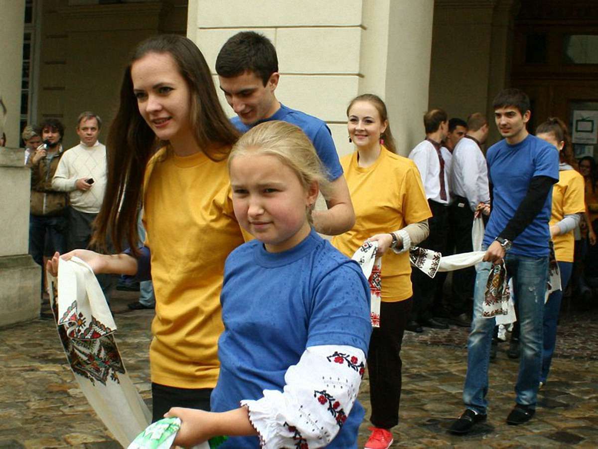 У Львові провели флеш-моб „Рушник єдності”  