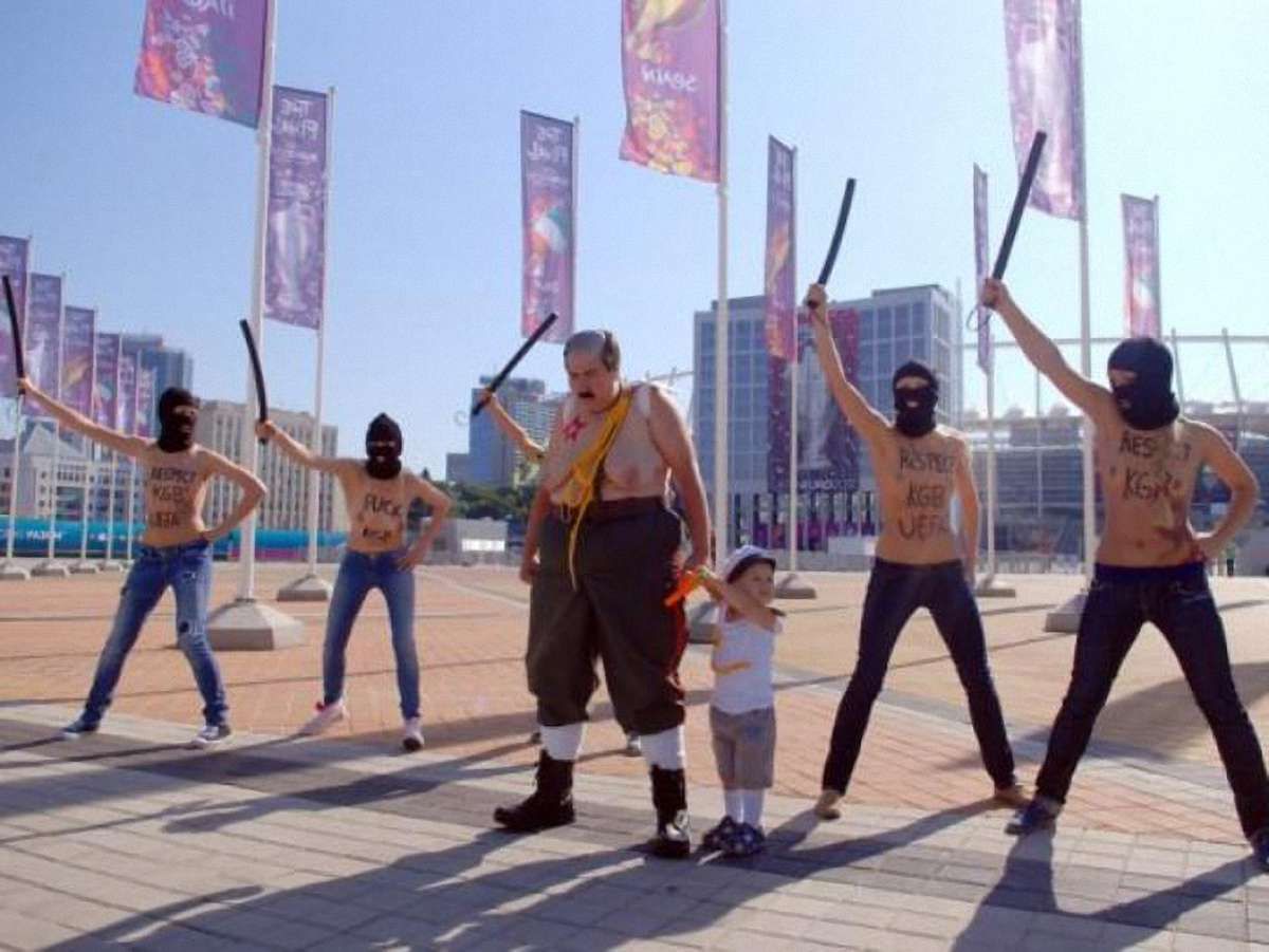FEMENістки біля „Олімпійського” зобразили „шизофреніка Лукашенка”