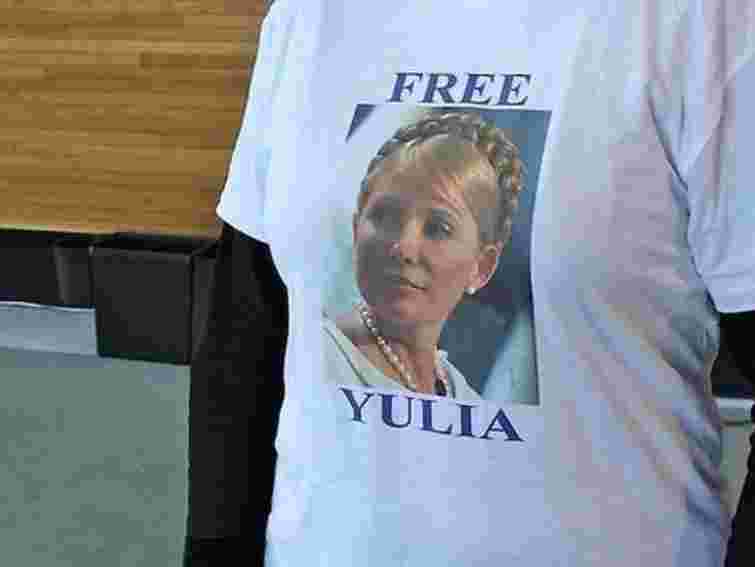 Януковичу через Коморовського передали футболку «Звільнити Юлю»