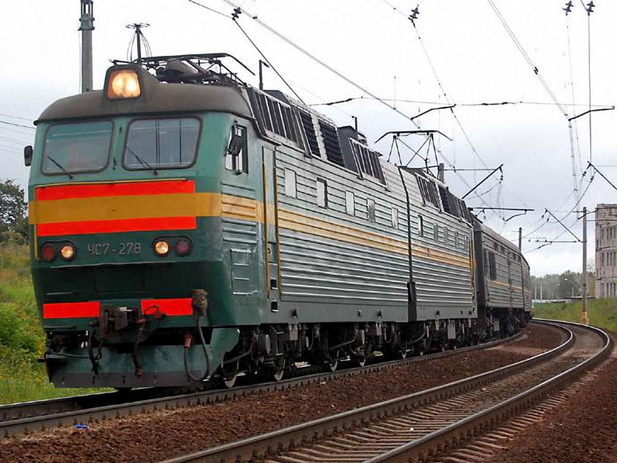 Укрзалізниця призупинила попередній продаж квитків