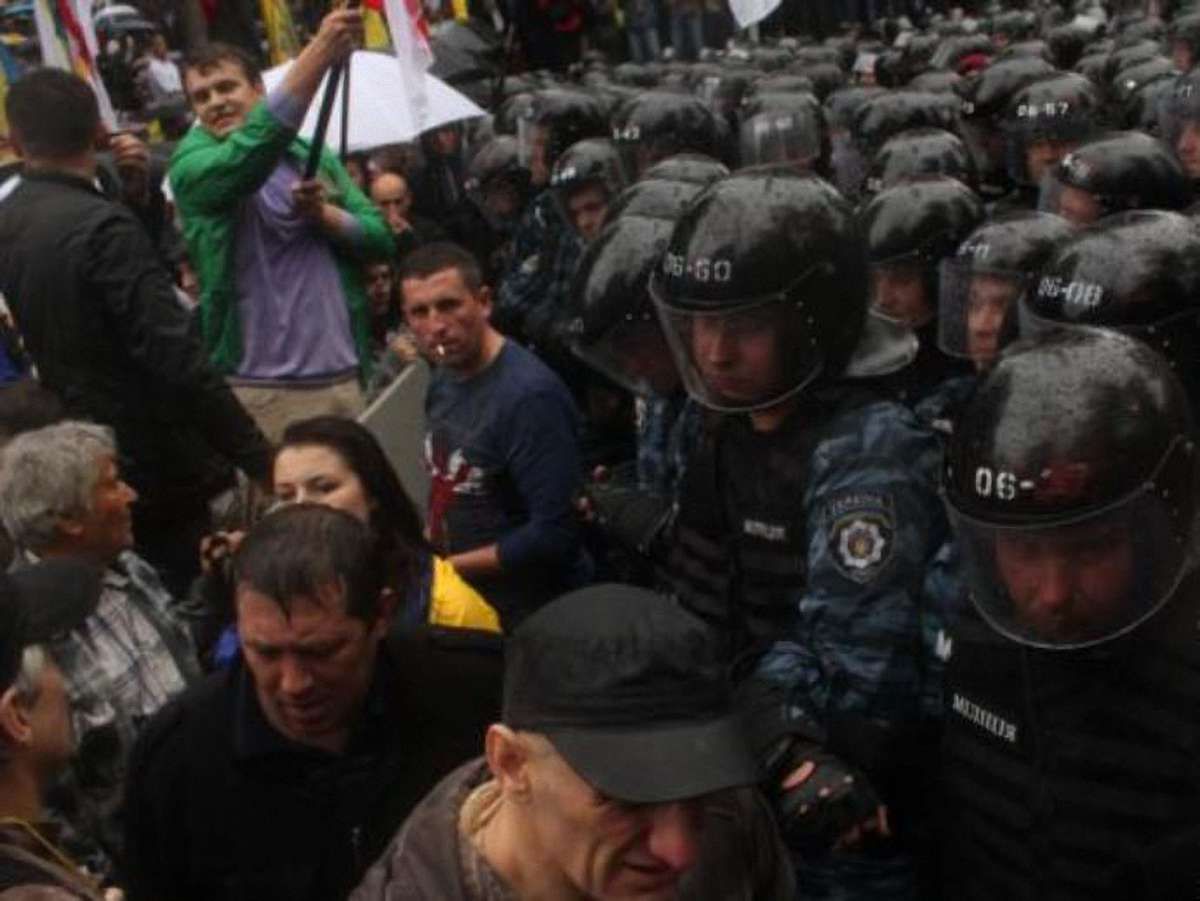 «Беркут» відтіснив учасників акції на захист мови від Українського дому