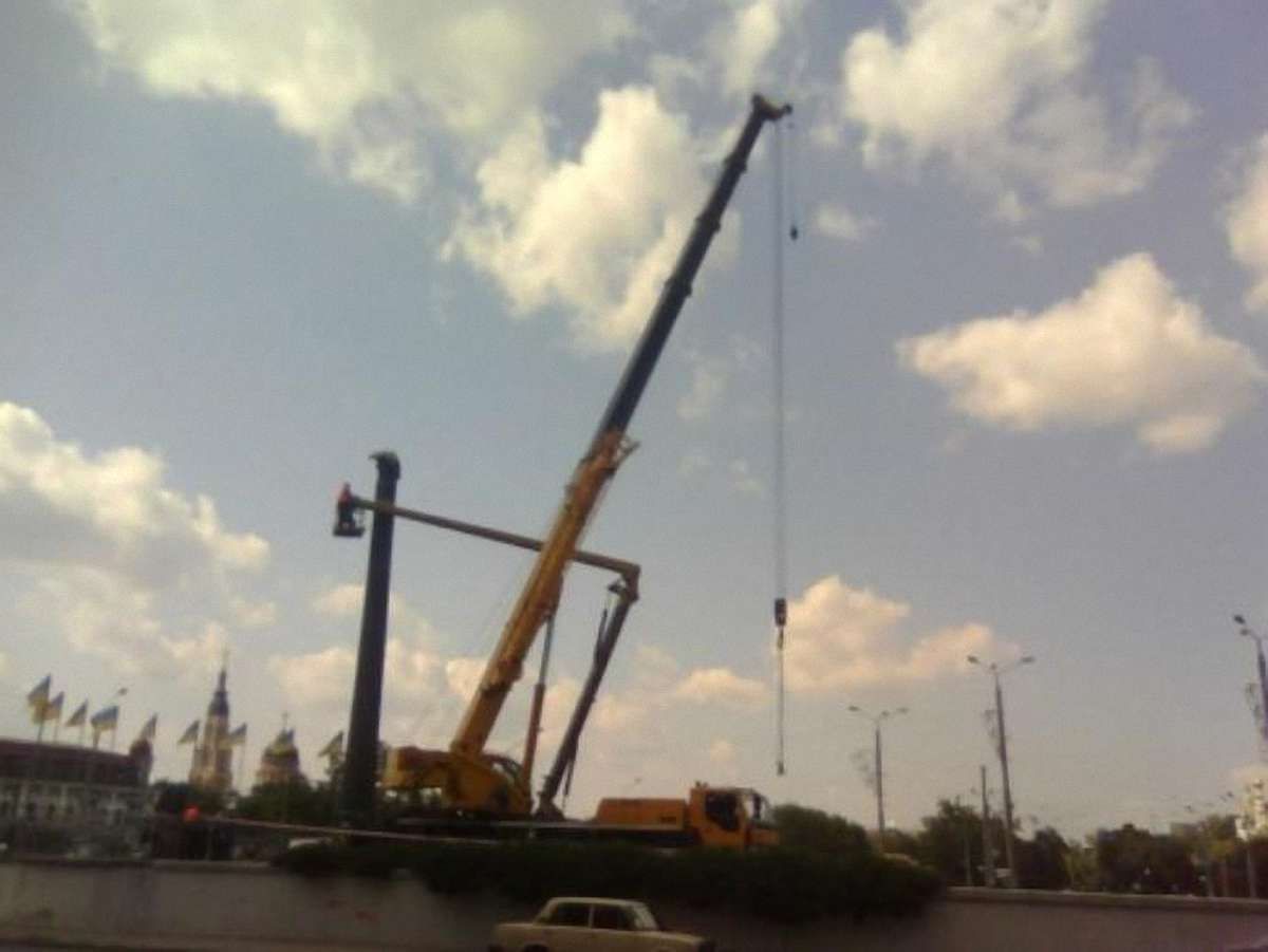 У Харкові влада демонтувала пам'ятник Незалежності
