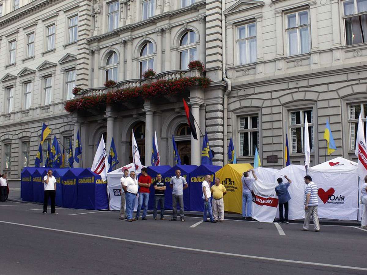 У Львові пікетують облдержадміністрацію 