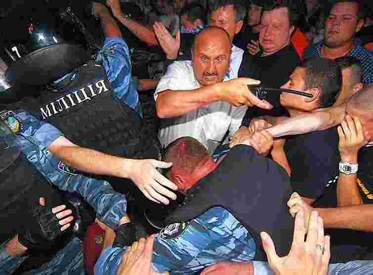 МВС: У сутичці з протестувальниками  постраждало 10 «беркутівців»