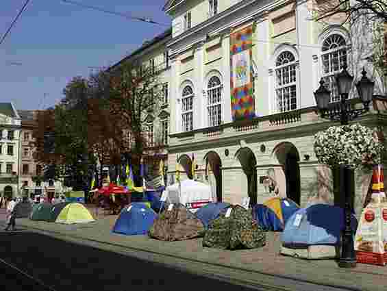 Біля Львівської міськради теж встановили намети. Фото