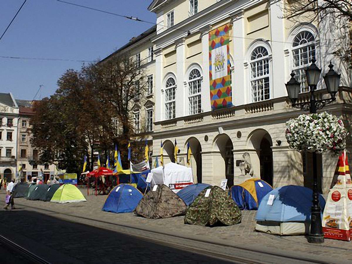 Біля Львівської міськради теж встановили намети. Фото