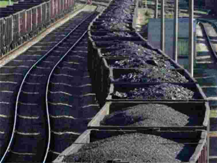 На Львівщині перекинулись 3 вагони з вугіллям