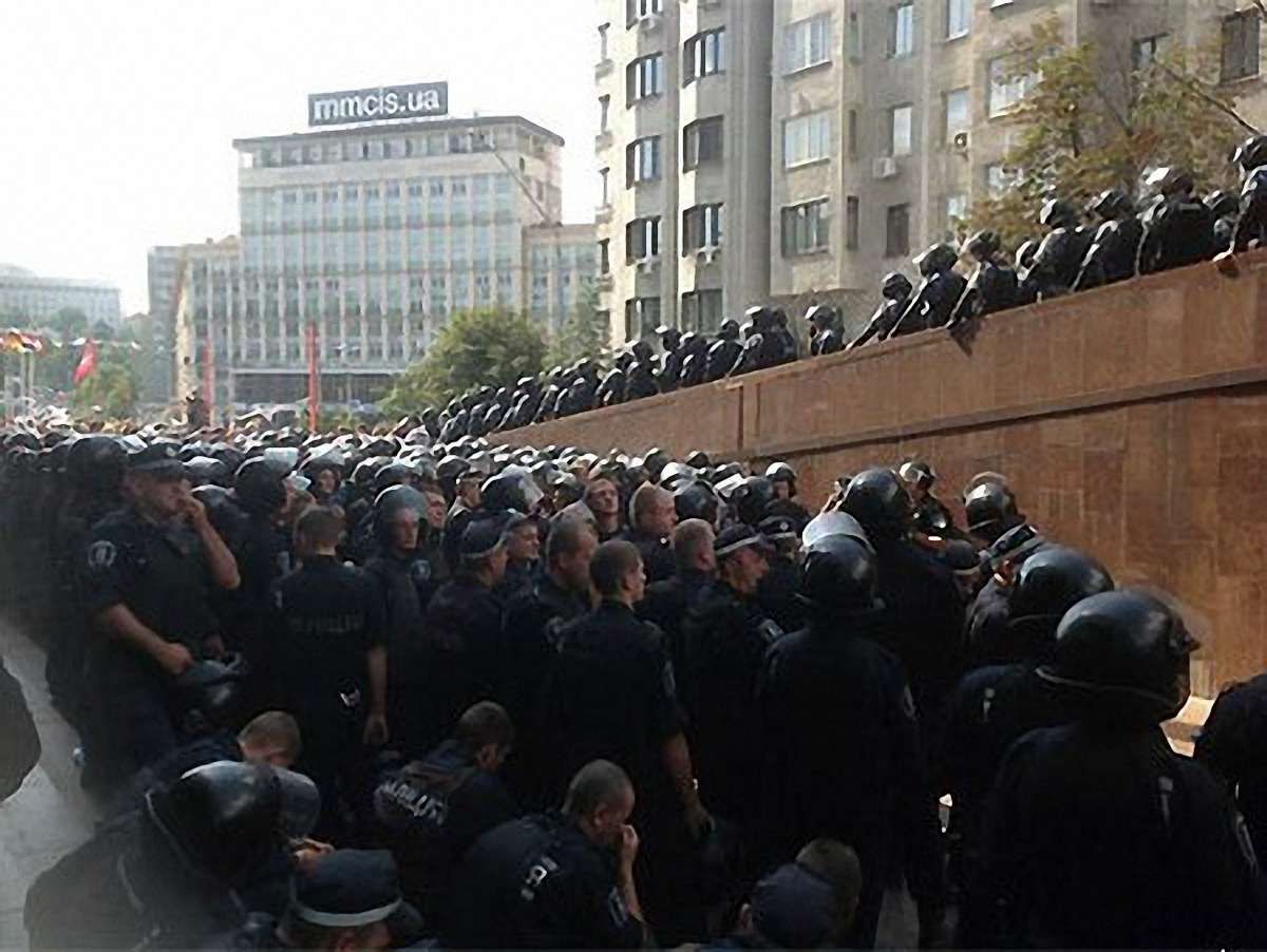 Поки Український дім штурмують, під АП Януковичу дякують за Євро 