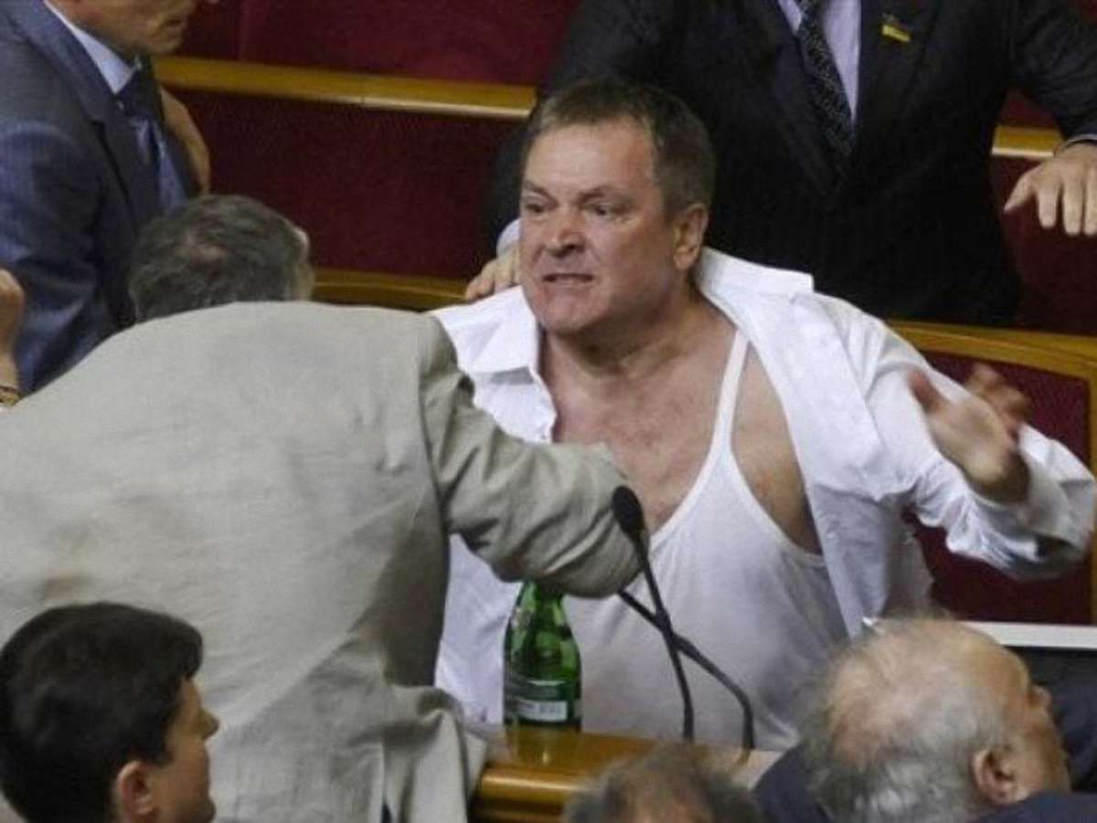 У Донецьку вимагають позбавити громадянства Ківалова і Колесніченка