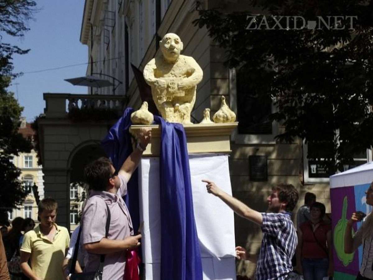 На «стовпі ганьби» у Львові з’явилися перші імена