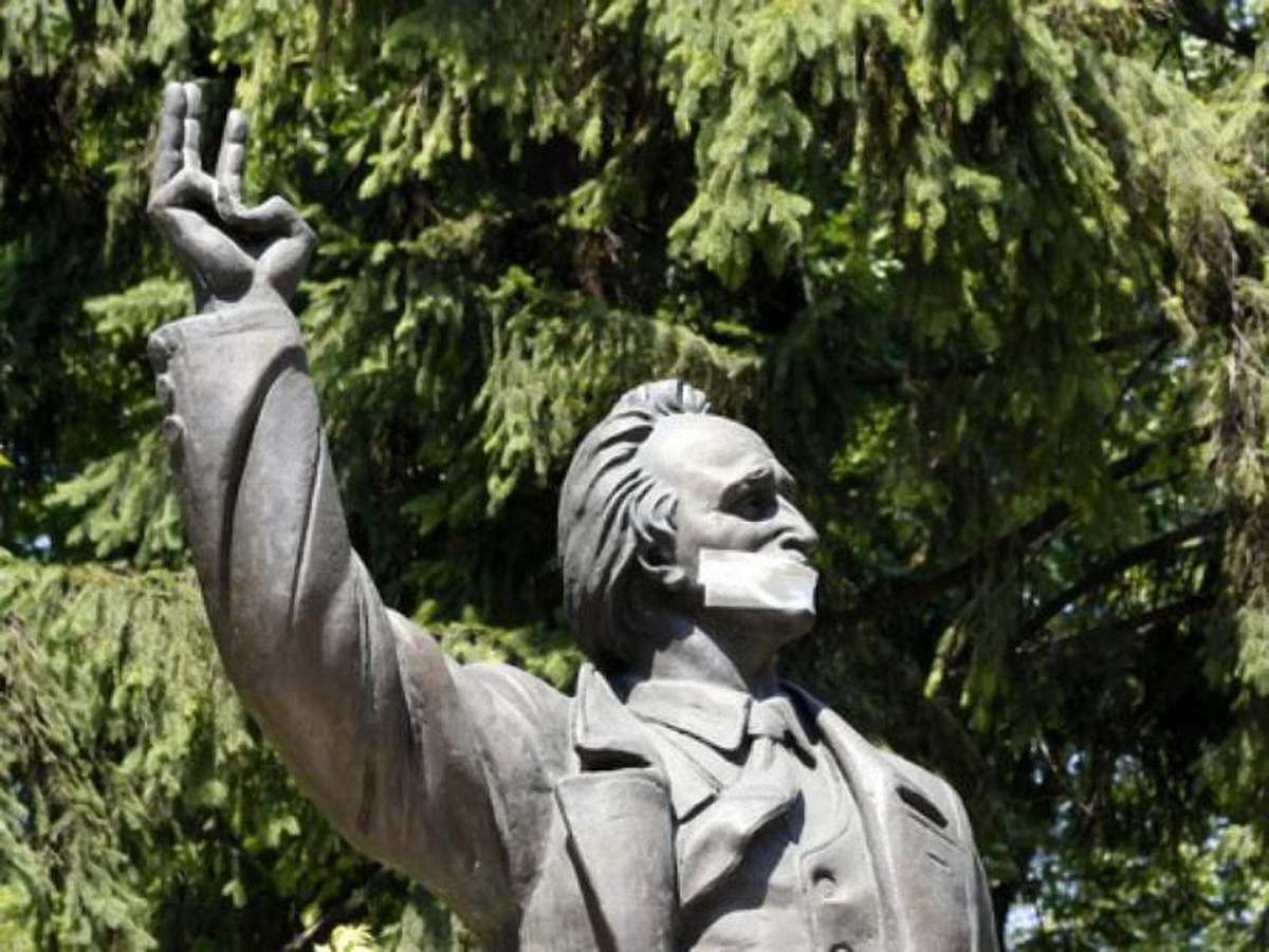У Львові  пам’ятникам у центрі міста заклеїли роти