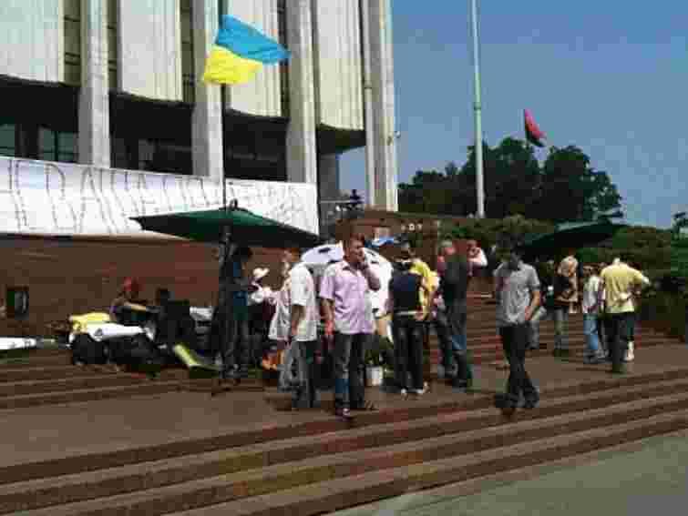 До Українського дому прийшли судові виконавці