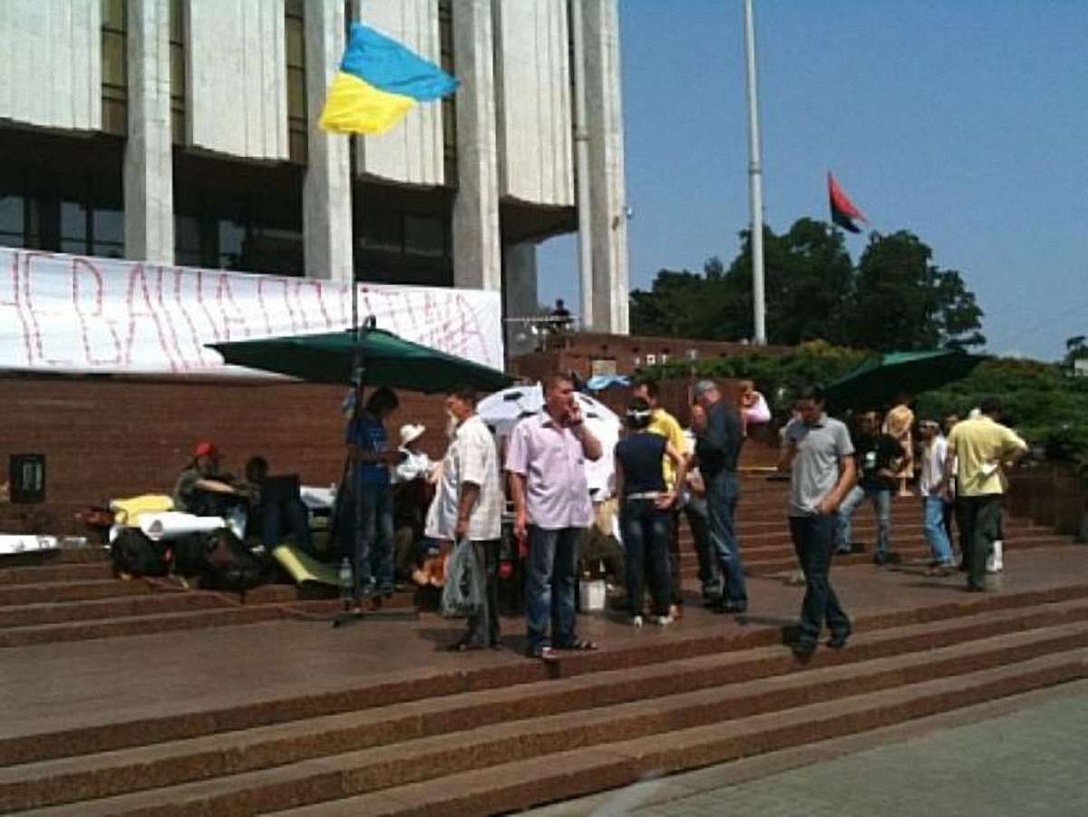 До Українського дому прийшли судові виконавці