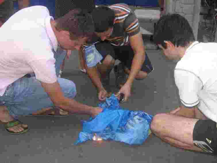 У Львові противники мовного закону спалили прапор Партії регіонів