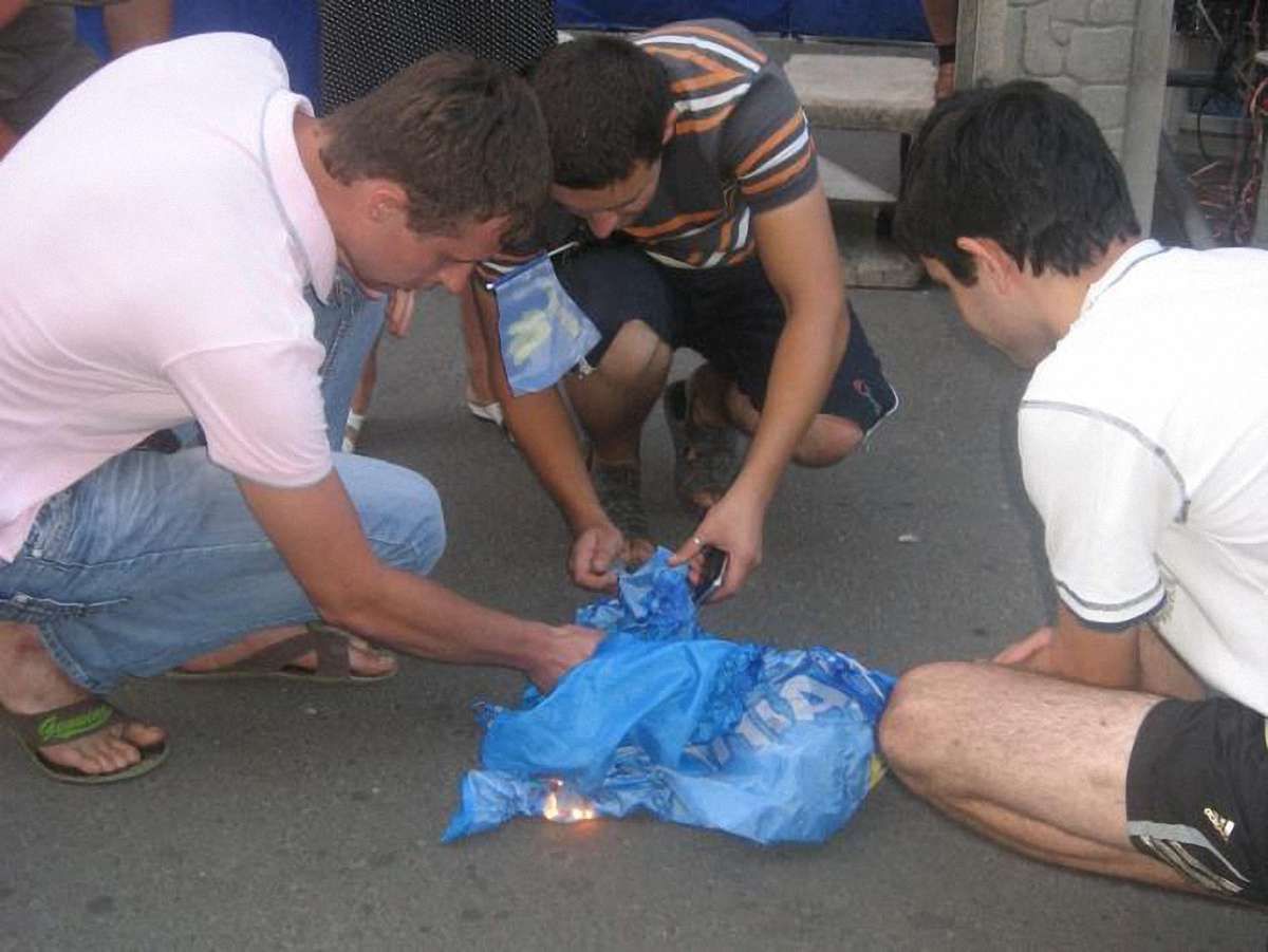 У Львові противники мовного закону спалили прапор Партії регіонів