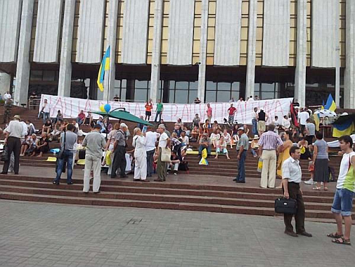 У Києві продовжують голодувати проти мовного закону
