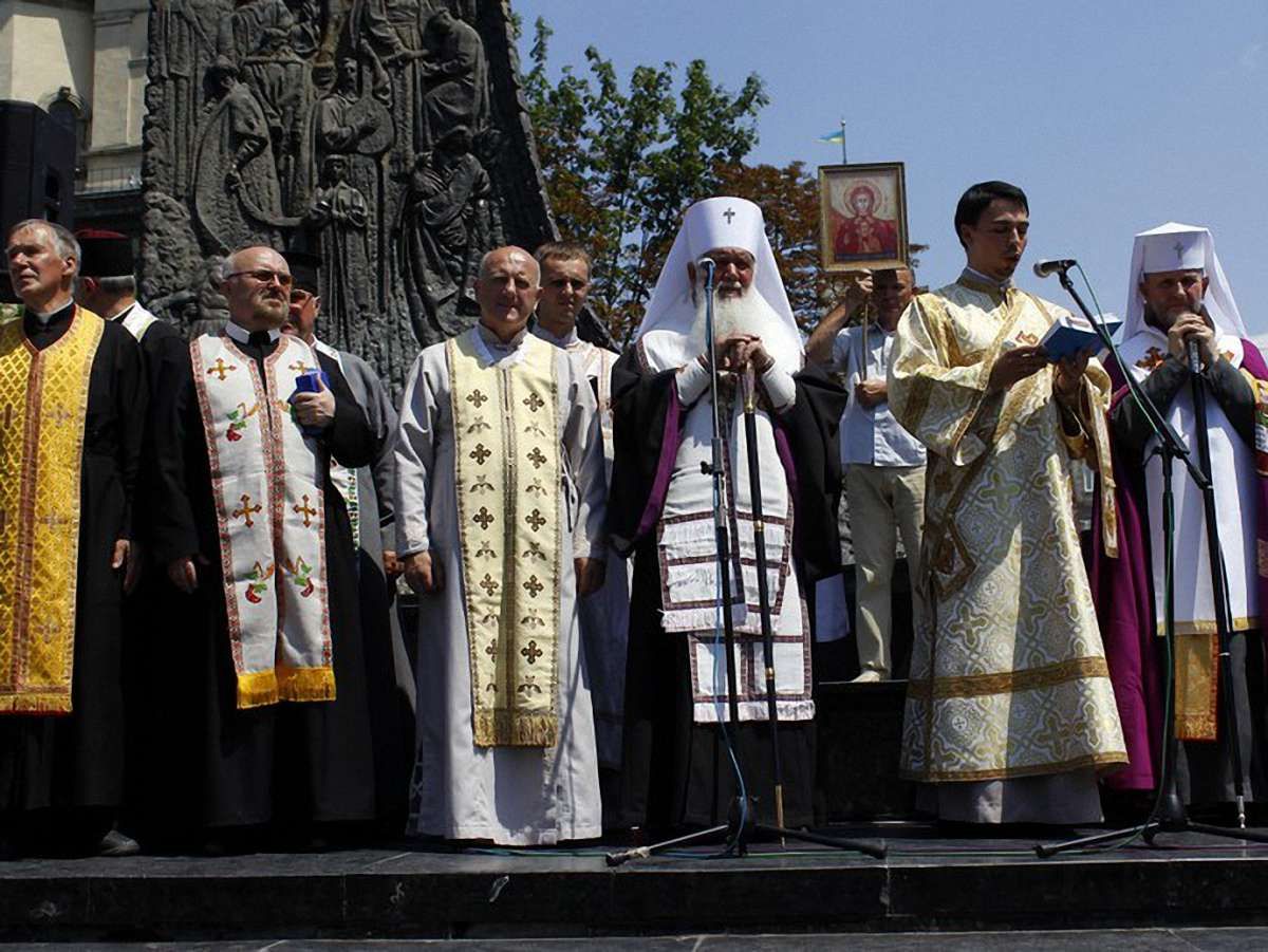 Віряни різних конфесій помолились у Львові за мову