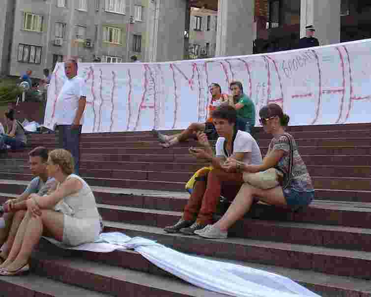 У Києві закидали камінням автобус з апаратурою для мітингу