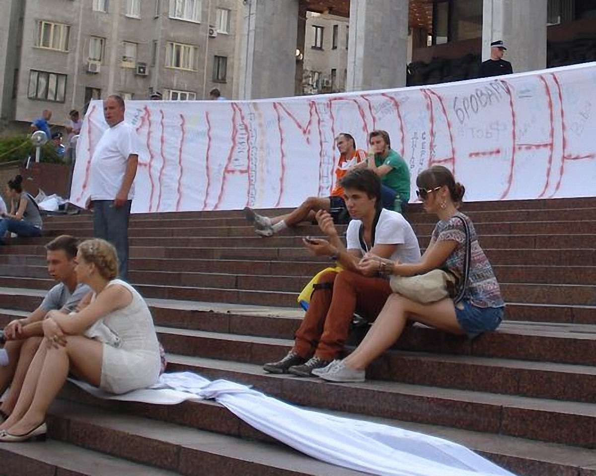 У Києві закидали камінням автобус з апаратурою для мітингу