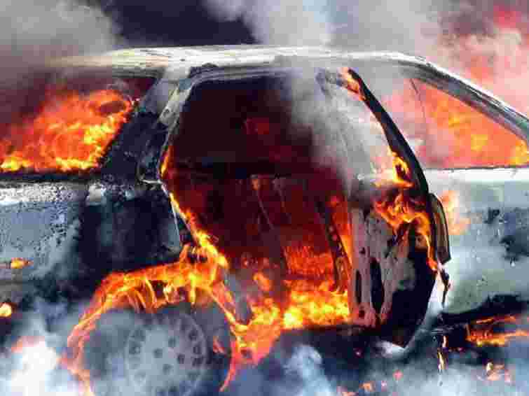 На Львівщині в легковику згоріло двоє людей