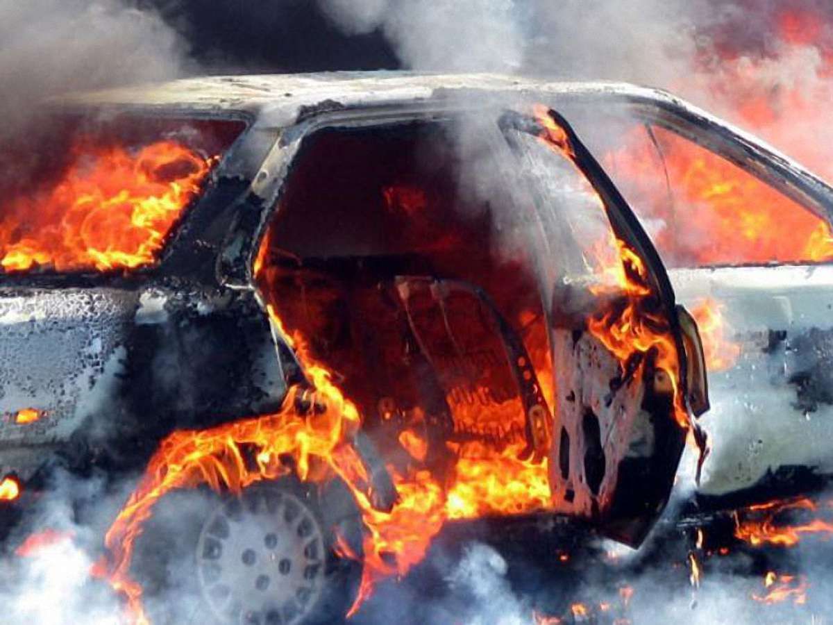 На Львівщині в легковику згоріло двоє людей