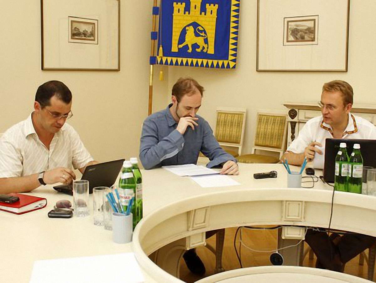 Пішоходи у пріоритеті, - Садовий про ремонти доріг Львова