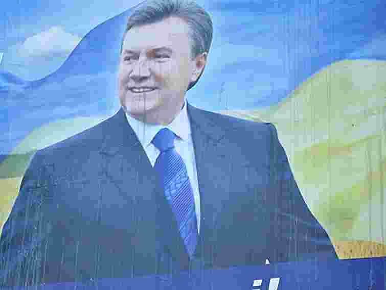 Захисники мови зібрали Януковичу валізу з яйцями і квиток до Білорусі