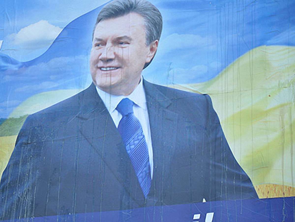 Захисники мови зібрали Януковичу валізу з яйцями і квиток до Білорусі