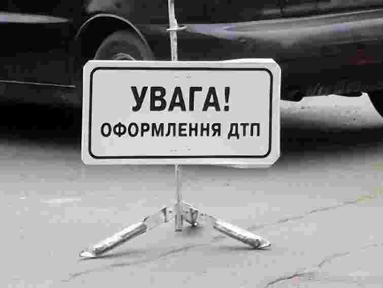 На Львівщині мотоцикліст збив пенсіонерку та втік