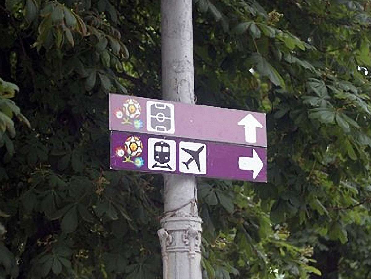 У Львові демонтують спеціальне ознакування до Євро