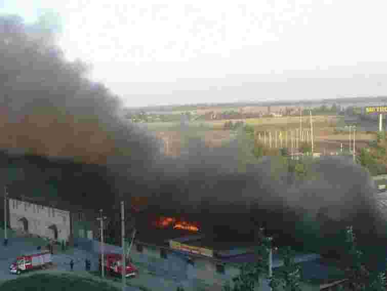 У Маріуполі від ранку горить склад та сусідні з ним будівлі