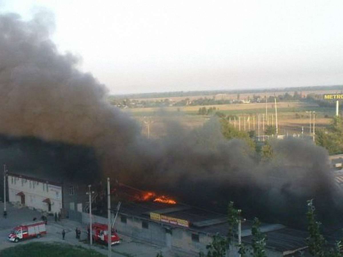 У Маріуполі від ранку горить склад та сусідні з ним будівлі