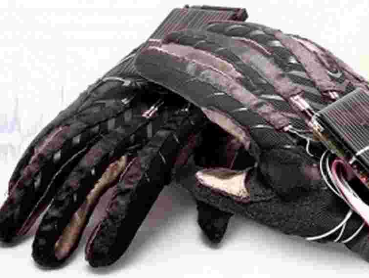 Українські студенти винайшли рукавички, що розуміють мову німих 