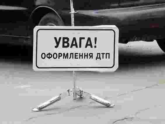 На Львівщині авто врізалось в автобус: понад 10 постраждалих