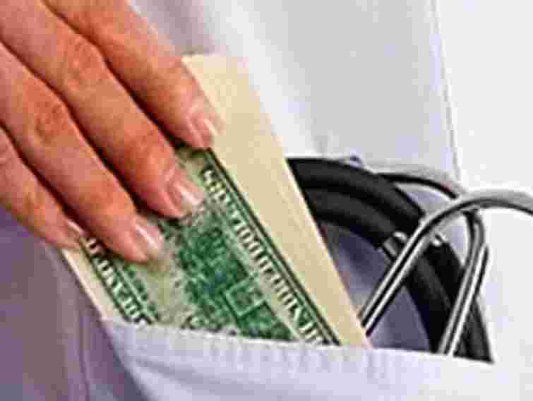 На Закарпатті лікарка вимагала $3 тис. за усиновлення дитини