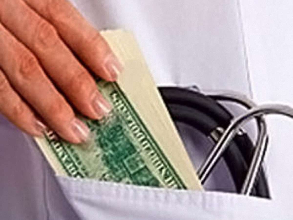На Закарпатті лікарка вимагала $3 тис. за усиновлення дитини