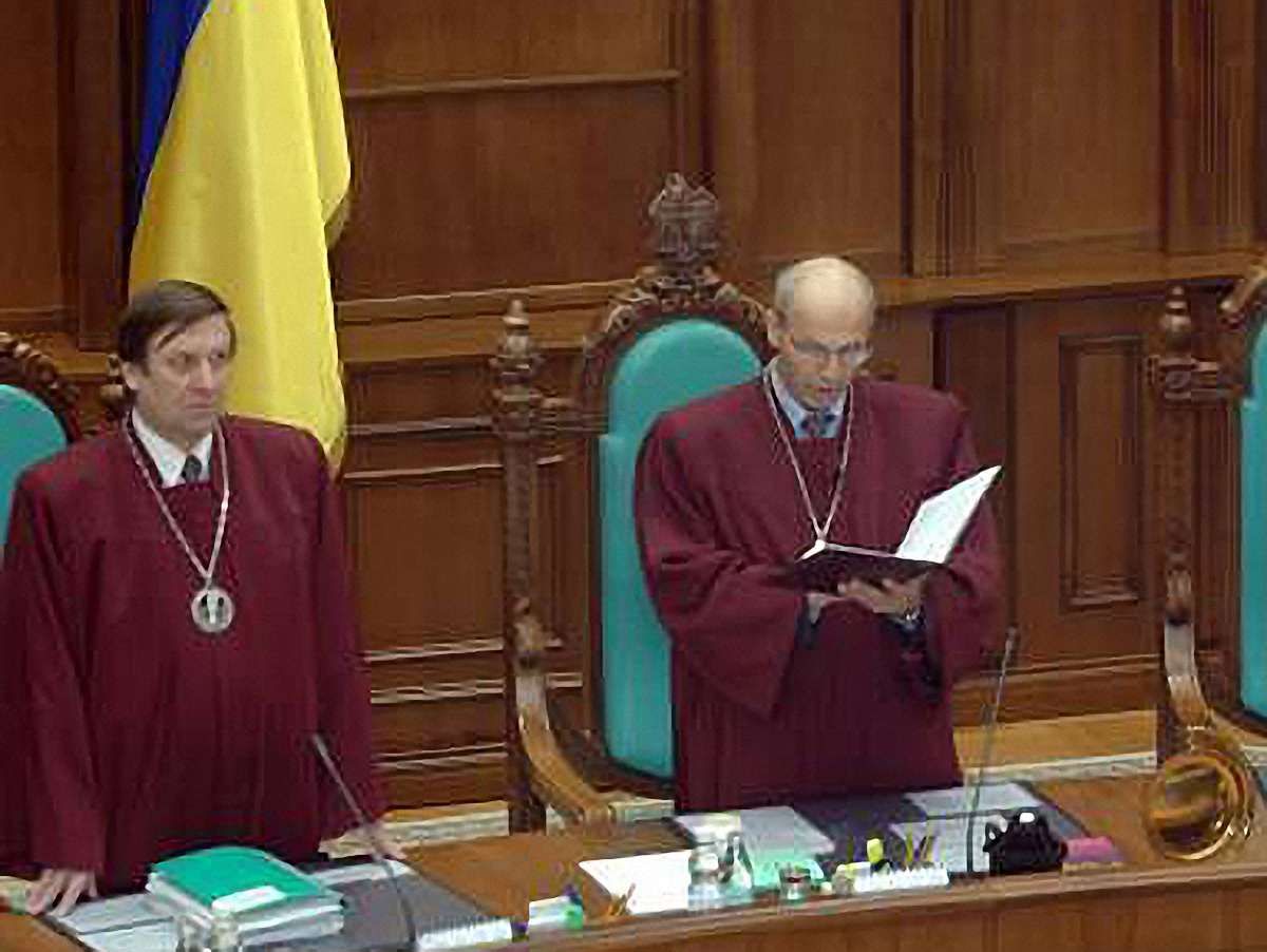 КС: Президент має залишатись недоторканим